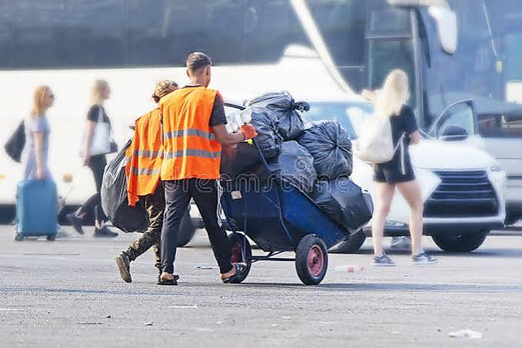 Jeddah to Makkah taxi driver with luggage